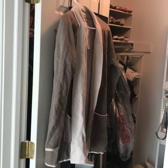 Italian Cashmere and wool sweater with pockets NWT - Picture 2 of 5